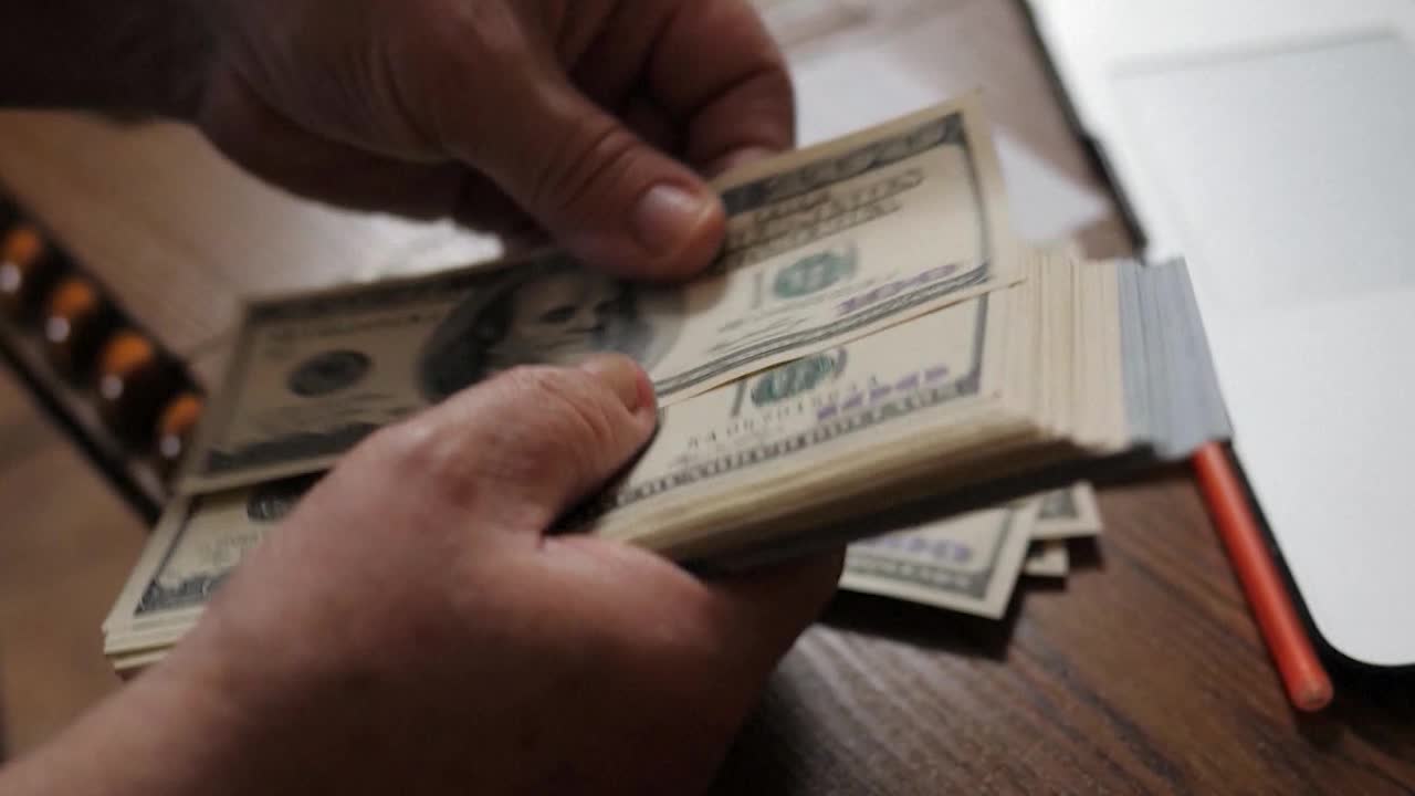 Number of households living paycheck to paycheck increasing, wealth advisor gives tips to save