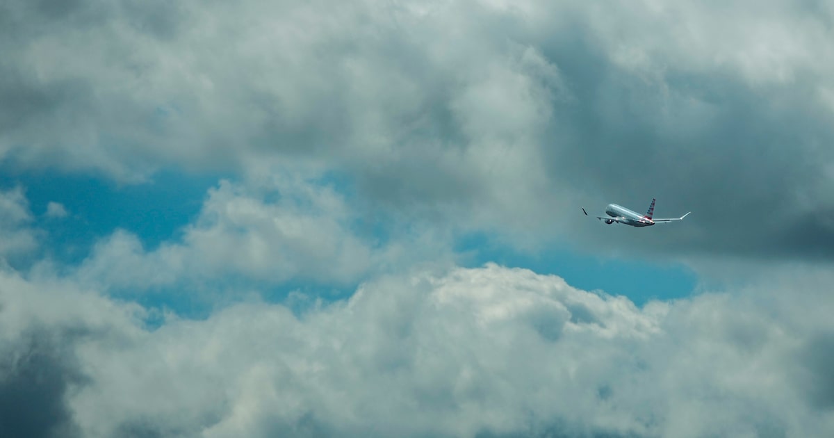 Storms delay hundreds of flights, cause ground stop, delay at DFW airport