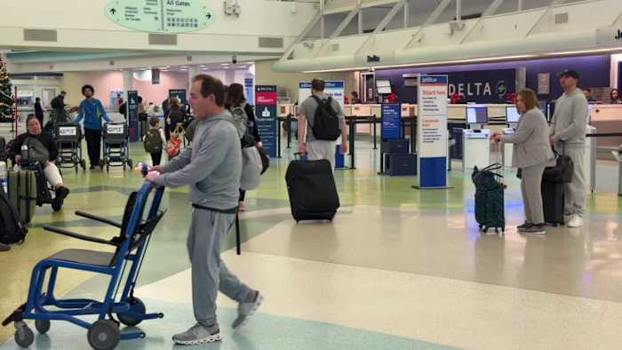 Families return home as post-Thanksgiving travel rush amps up
