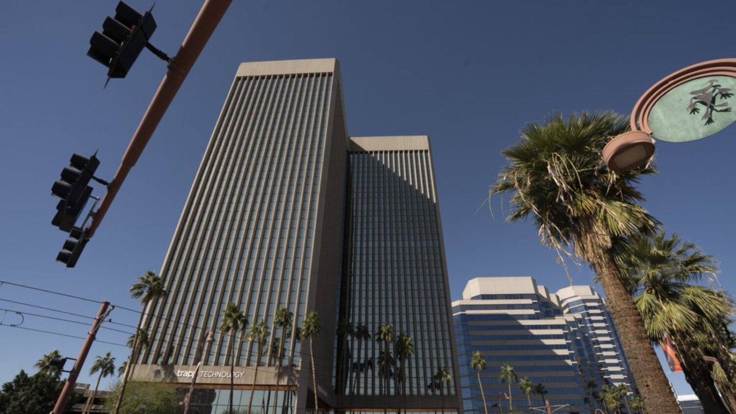 Office building in midtown Phoenix sells for $15 million...