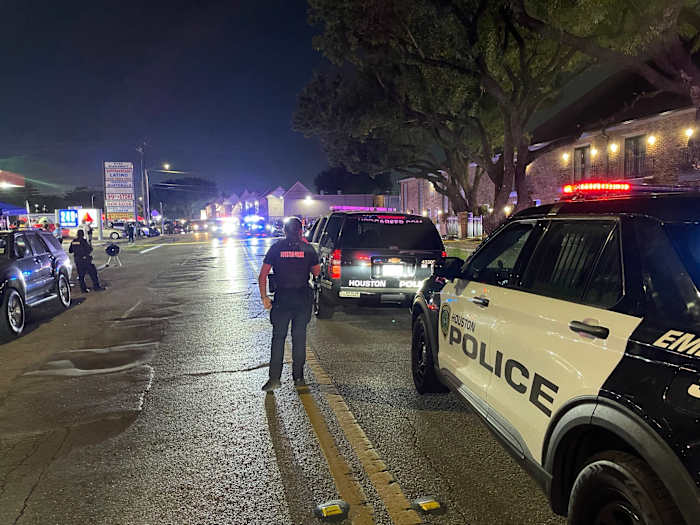2 men dead in shooting in West Houston