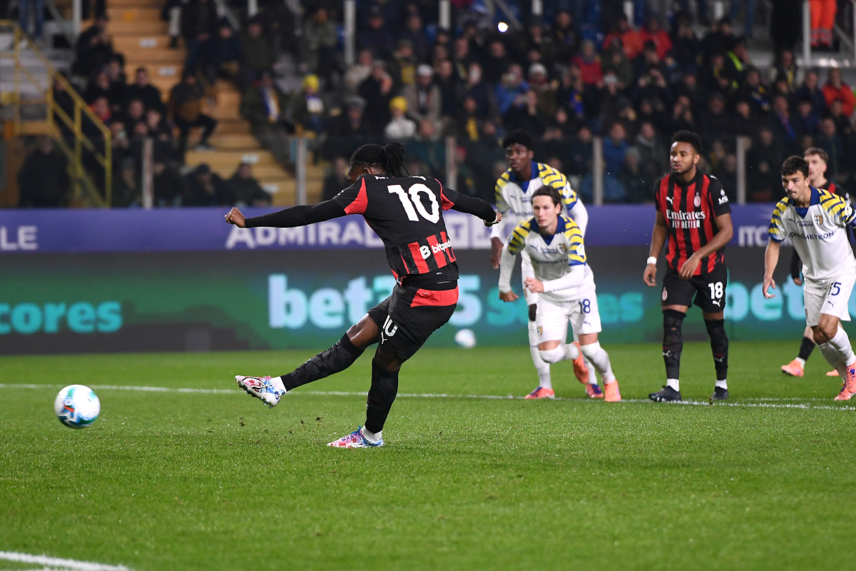 PARMA, ITALY - NOVEMBER 08: Rafael Leao of AC Milan scores his team's second goal during the Serie A match between Parma Calcio 1913 and AC Milan at Stadio Ennio Tardini on November 08, 2025 in Parma, Italy. (Photo by Alessandro Sabattini/Getty Images)