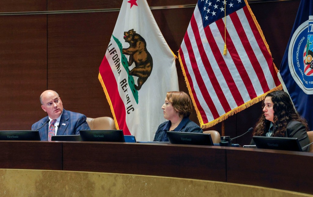 Vista narrowly approves resolution focused on immigration rights – San Diego Union-Tribune