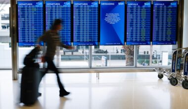 Passengers deal with widespread delays at San Diego airport