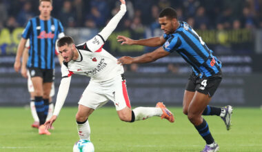 BERGAMO, ITALY - OCTOBER 28: Santiago Gimenez of AC Milan competes for the ball with Isak Hien of Atalanta BC during the Serie A match between Atalanta BC and AC Milan at New Balance Arena on October 28, 2025 in Bergamo, Italy. (Photo by Marco Luzzani/Getty Images)