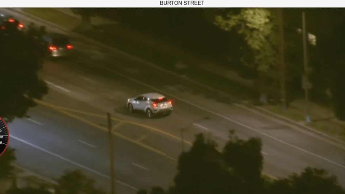 Stolen vehicle pursuit ends at apartment complex in Woodland Hills – NBC Los Angeles