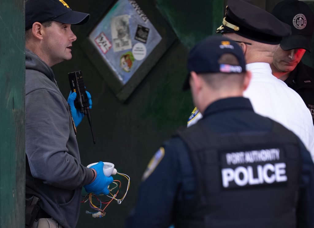 NYC suspicious package suspends PATH train service on Sixth Ave line