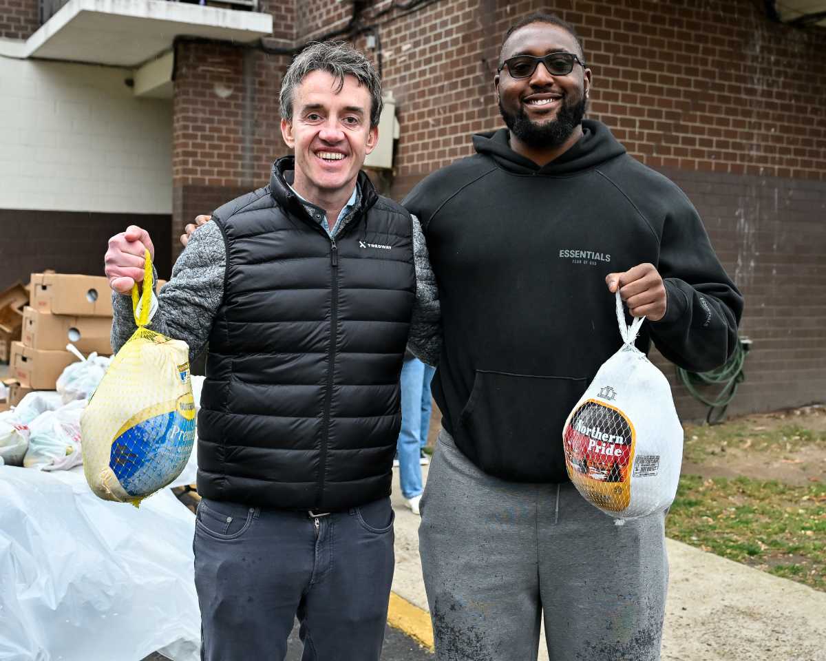 NY Giants’ Ezeudu helps Tredway, City Harvest distribute turkeys in Coney Island • Brooklyn Paper