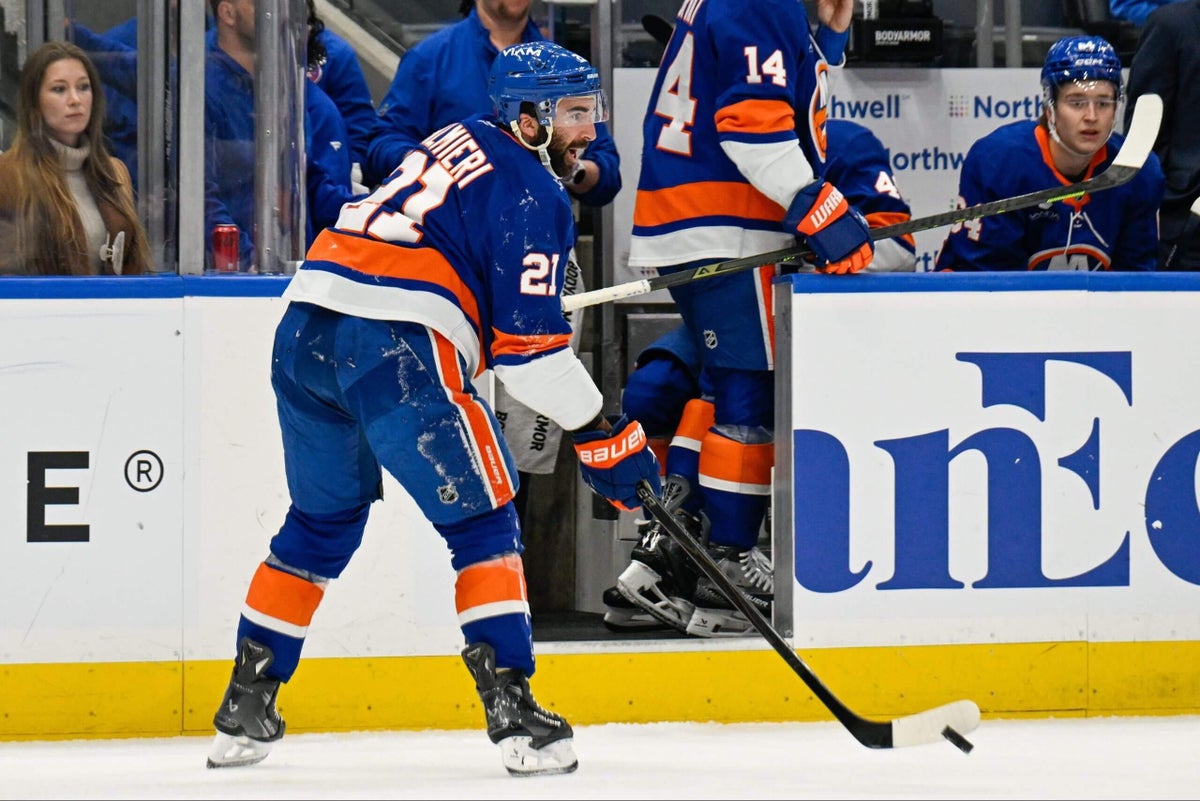 Islanders’ Kyle Palmieri gets injured, makes trick play to set up goal while limping off ice