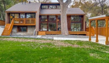 A California Shed-Style Home in Oak Park Estates!