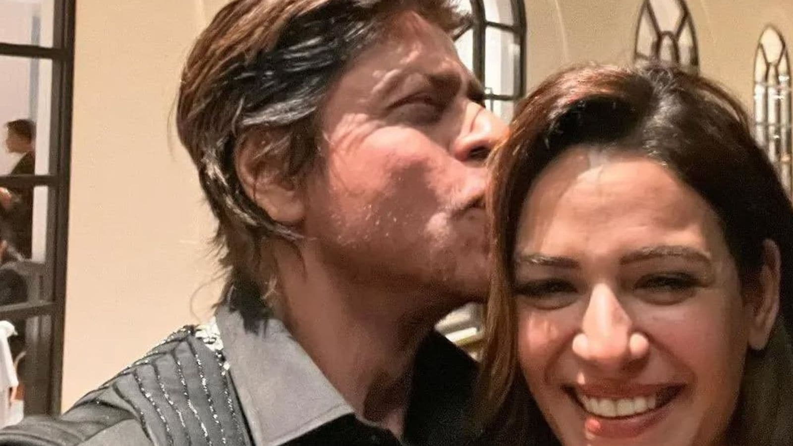 Replying, SRK told her playfully, “Mona, what do you mean? You have to be professional.” But she insisted again, refusing to shoot until he left the room. Replying, SRK told her playfully, “Mona, what do you mean? You have to be professional.” But she insisted again, refusing to shoot until he left the room.
