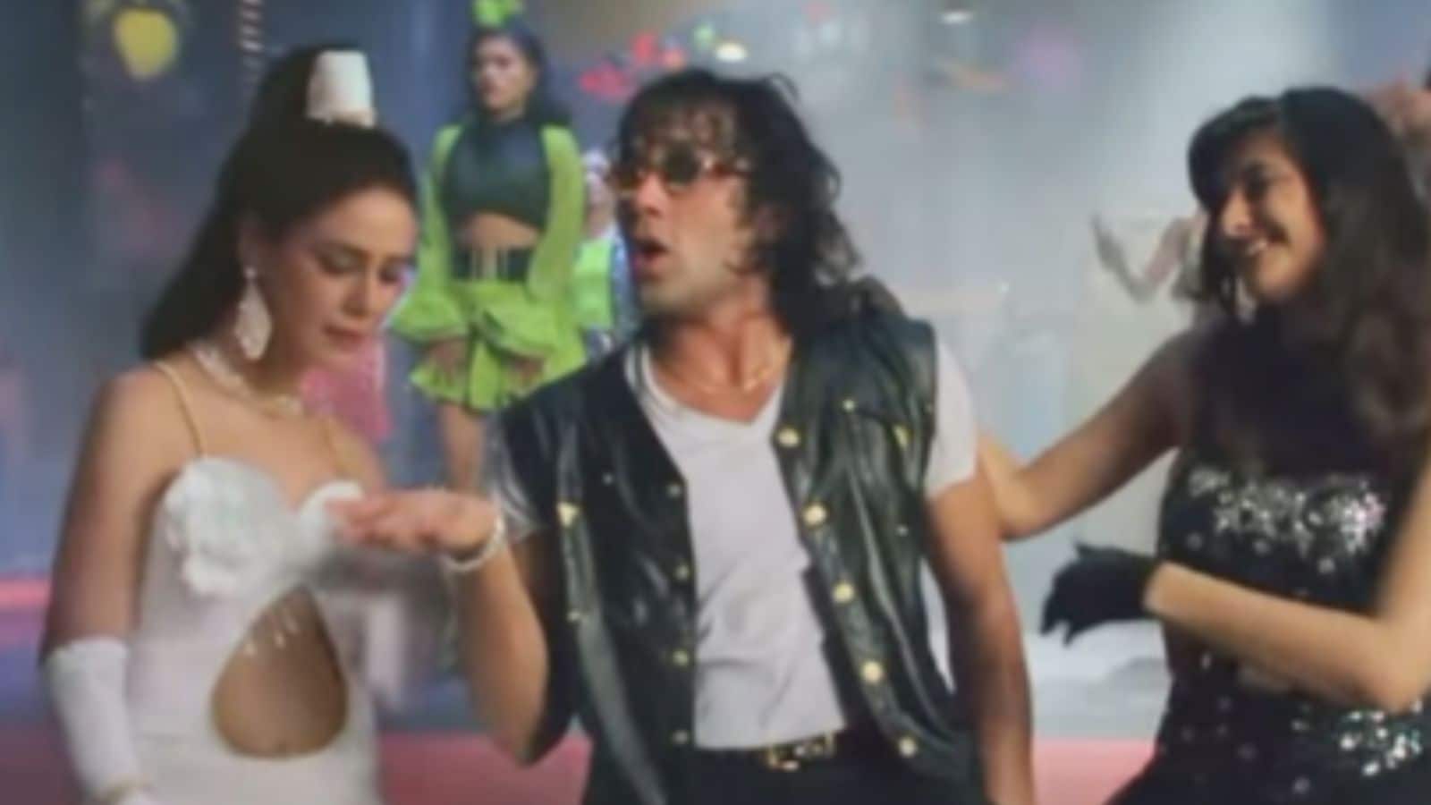 She added that the kiss scene with Bobby was shot opposite a man dressed entirely in a blue costume, which left her asking herself, “Am I really doing this?” She added that the kiss scene with Bobby was shot opposite a man dressed entirely in a blue costume, which left her asking herself, “Am I really doing this?”