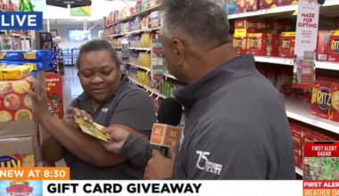 Surprise Squad hands out gift cards to Phoenix shoppers ahead of Thanksgiving