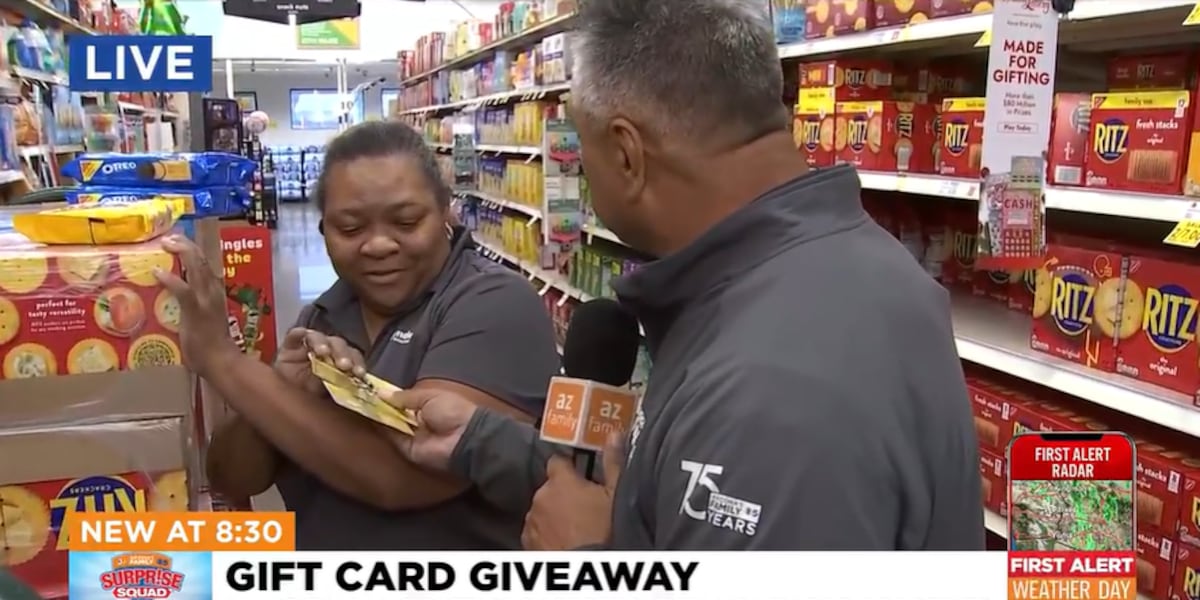 Surprise Squad hands out gift cards to Phoenix shoppers ahead of Thanksgiving