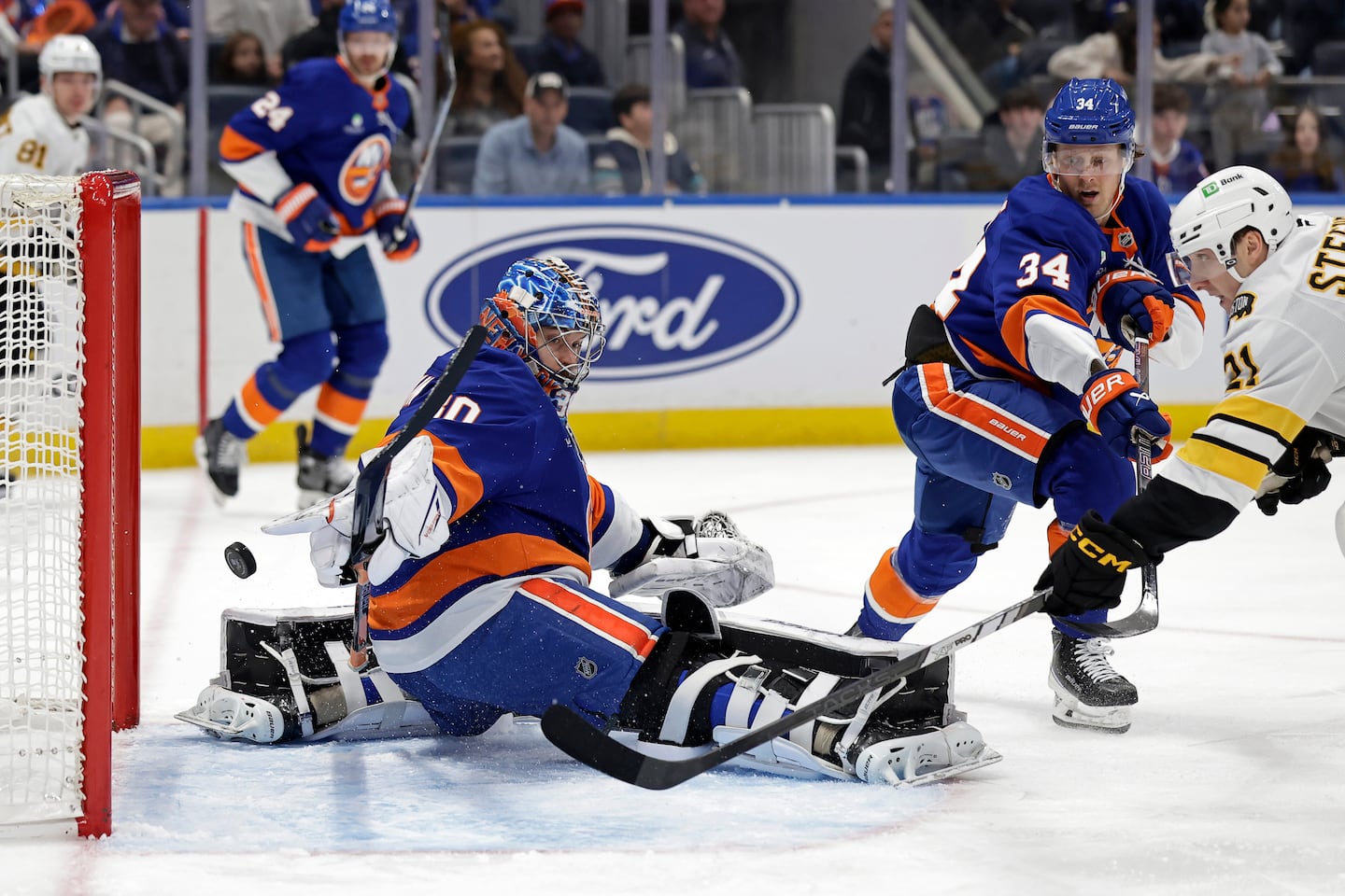 The Bruins' Alex Steeves gets the puck past Islanders goalie Ilya Sorokin to tie the score 1-1 in the second period.