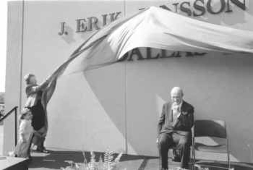 In 1986, then-library director Lillian Bradshaw, with Mayor J. Erik Jonsson and his...