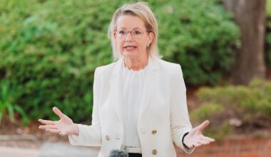 Shadow cabinet members threaten to quit frontbench