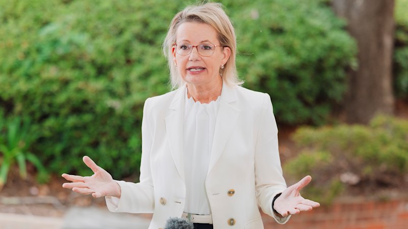 Shadow cabinet members threaten to quit frontbench