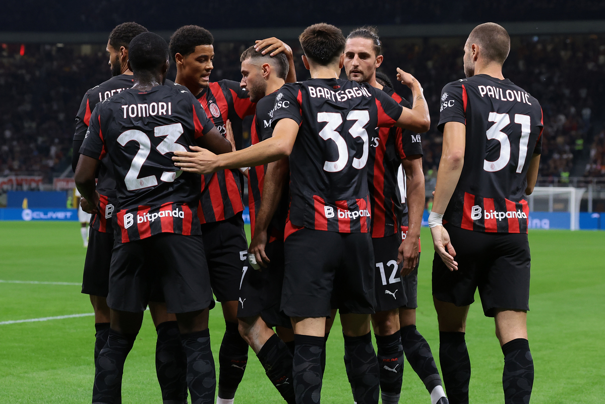 MILAN, ITALY - SEPTEMBER 23: Santiago Gimenez of AC Milan celebrates with teammates after scoring to give the side a 1-0 lead during the Coppa Italia Frecciarossa Round of 16 match between AC Milan and US Lecce at Giuseppe Meazza Stadium on September 23, 2025 in Milan, Italy. (Photo by Jonathan Moscrop/Getty Images)