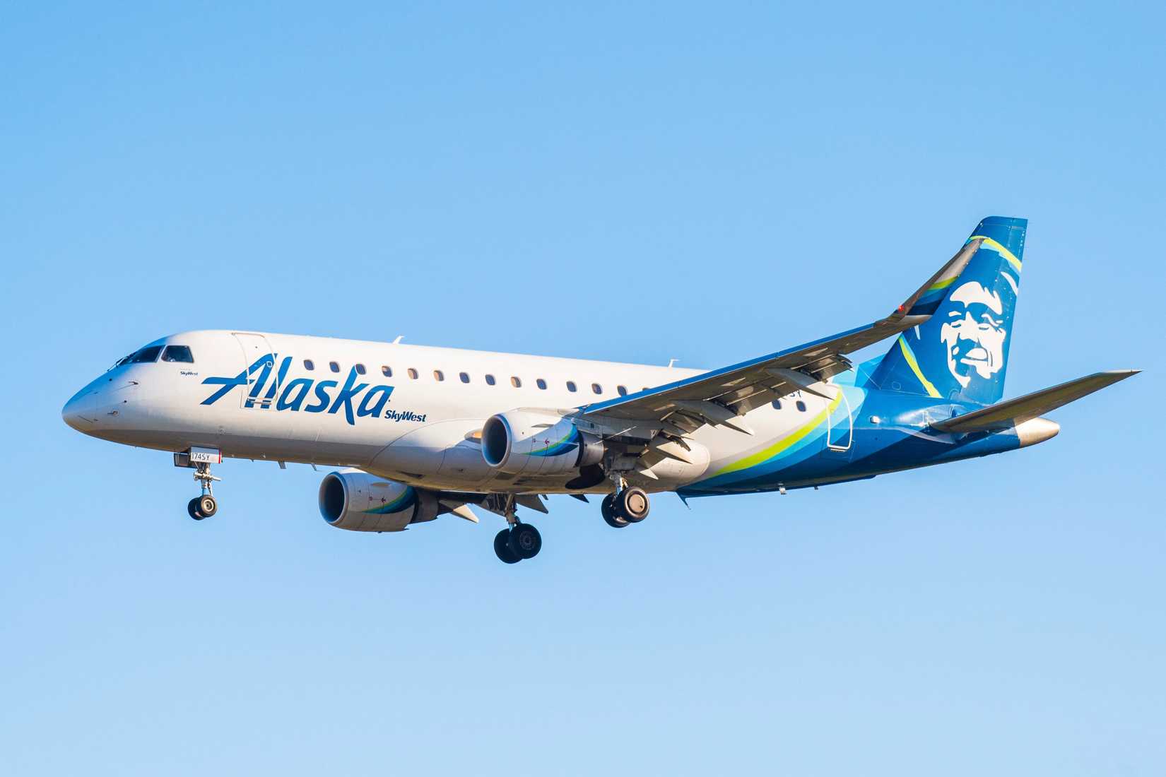 Alaska Airlines Embraer E175 in flight
