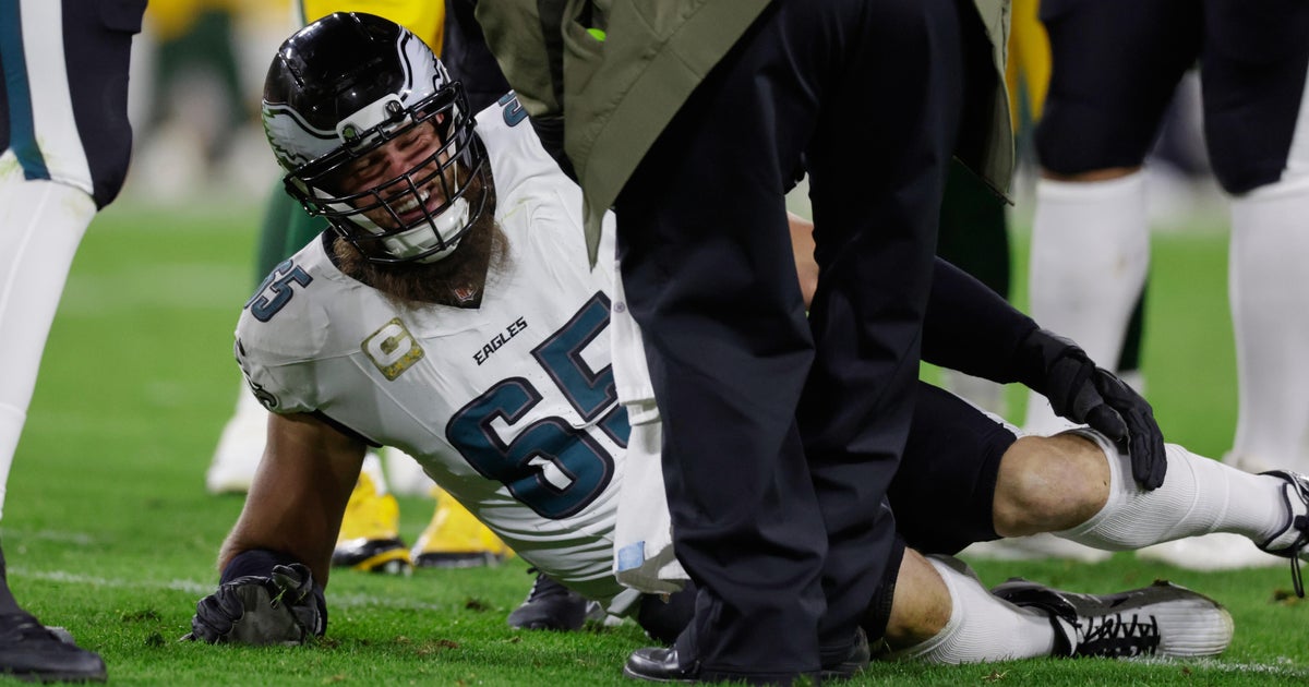 Lane Johnson exits Philadelphia Eagles-Green Bay Packers game with injury