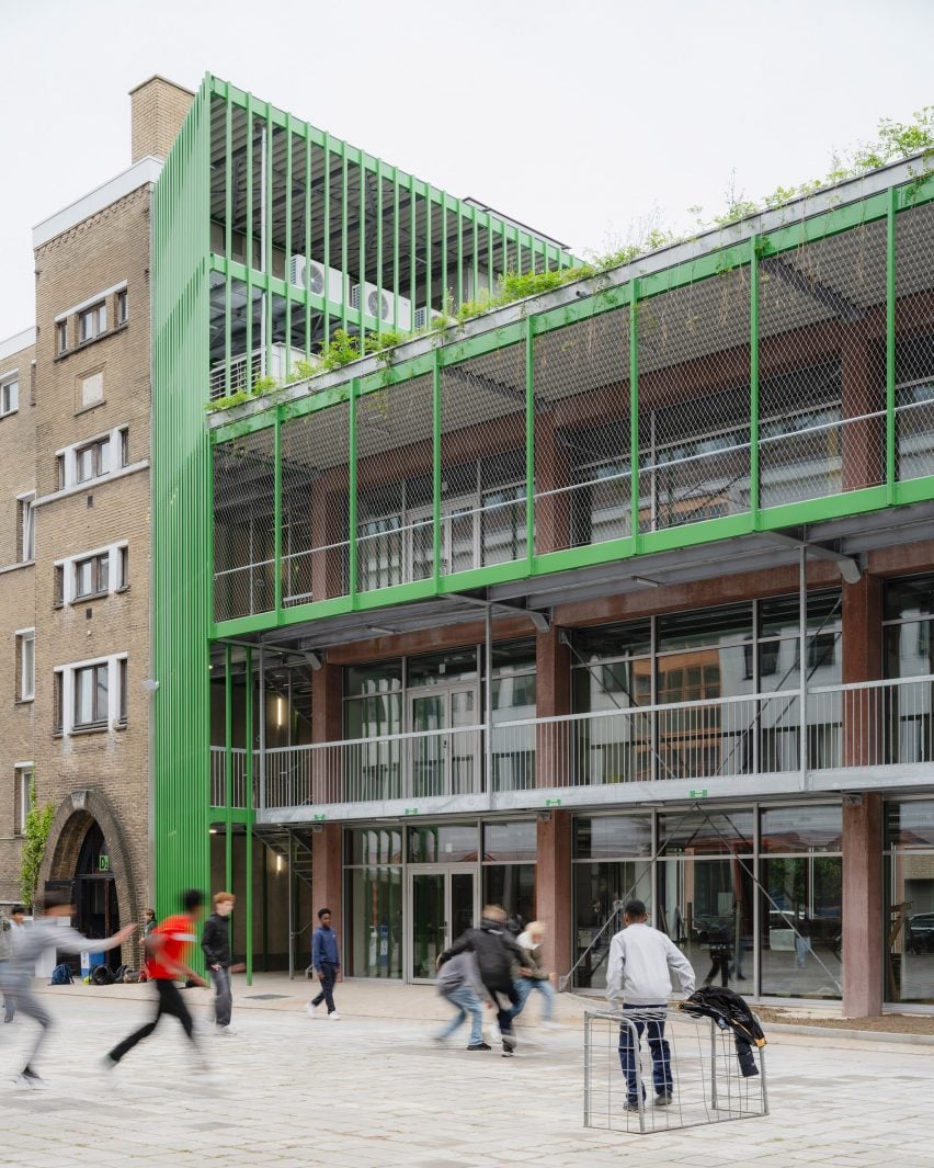 Building with green-steel circulation spaces