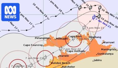 BOM declares cyclone warning for Darwin as Fina intensifies, tracks south-west