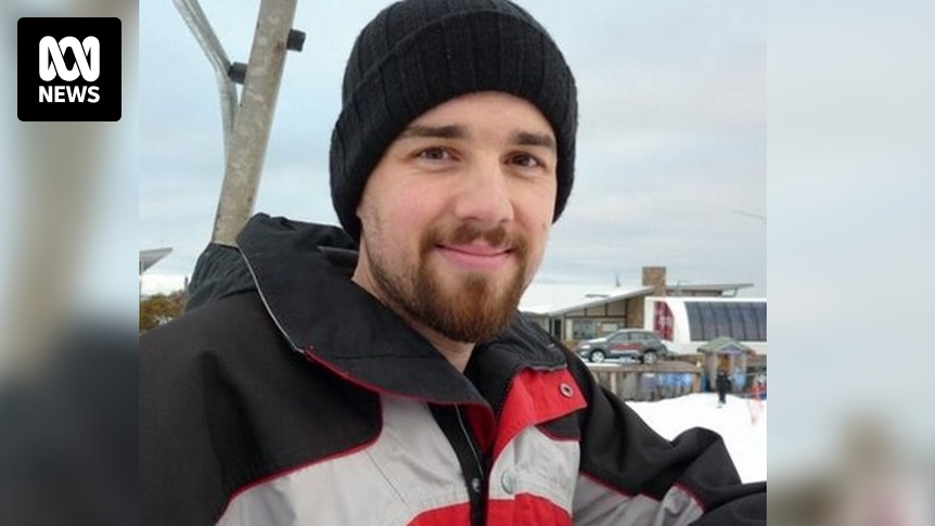 Perth hacker Michael Clapsis jailed after setting up fake Qantas Wi-Fi, stealing sex videos