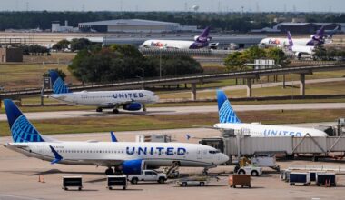 United Airlines posts list of flights in and out of Houston that are canceled through Tuesday