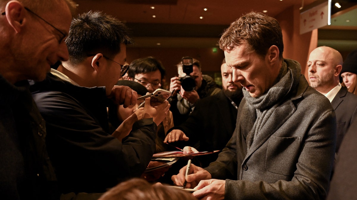 Benedict Cumberbatch signs autographs