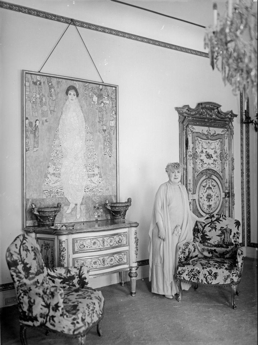 Serena Lederer, Elisabeth's mother, in her salon around 1930, standing in front of the painting.