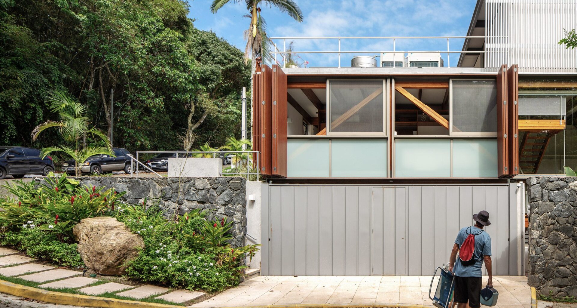 Estúdio Rossi Arquitetos designs Brazilian glulam beach house