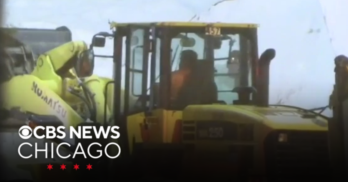 Chicago prepares for unseasonable snowfall