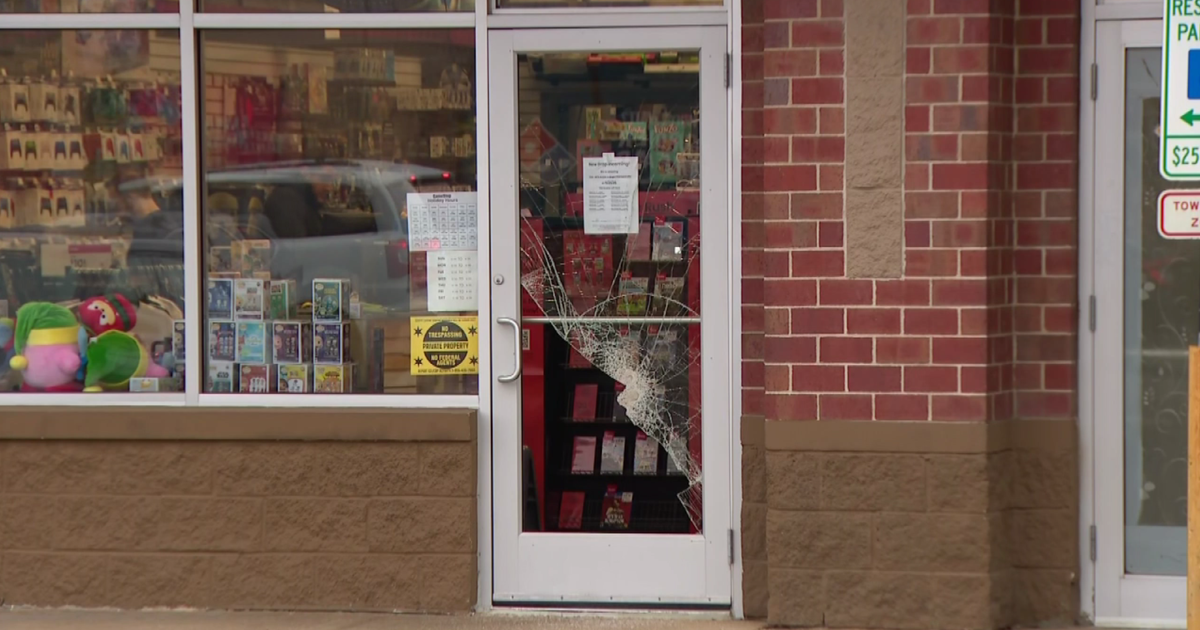 Burglaries at 2 businesses in Lower West Side Chicago shopping center were part of pattern, police say