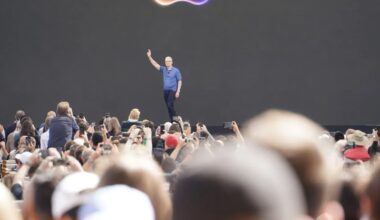 Tim Cook could step down as Apple CEO next year