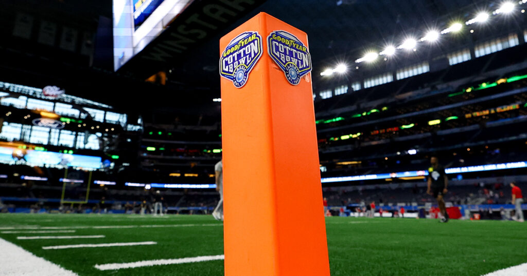 Cotton Bowl logo on a pylon