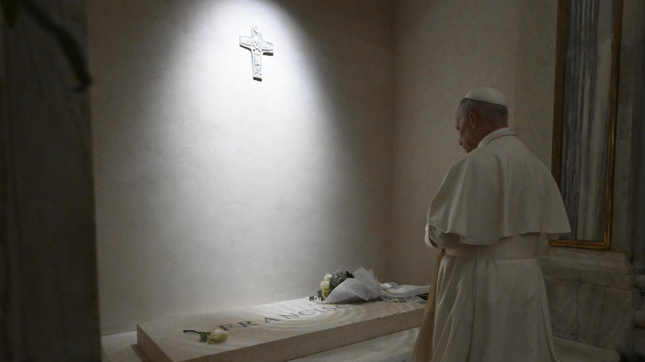 Pope Leo visits Basilica of St. Mary Major; prays at Pope Francis' tomb