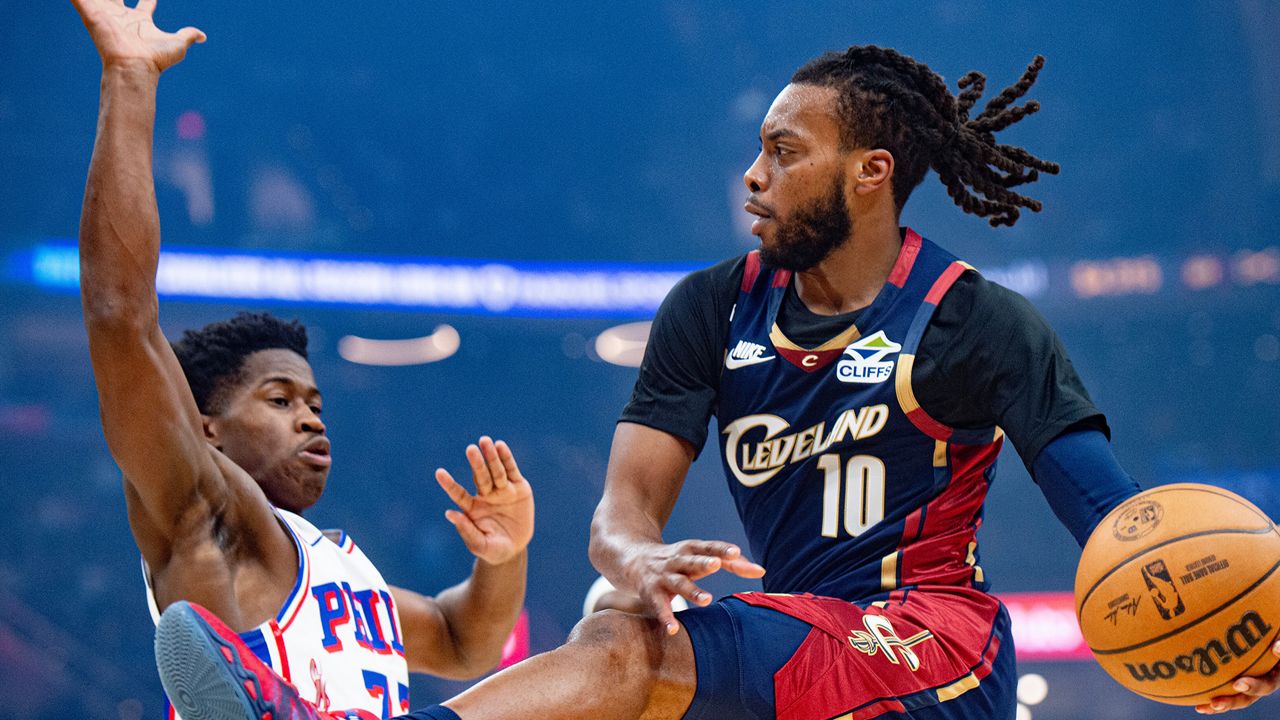 Cleveland Cavaliers' Darius Garland (10) looks to pass as Philadelphia 76ers' VJ Edgecombe, left, defends during the first half of an NBA basketball game in Cleveland, Wednesday, Nov. 5, 2025. (AP Photo/Phil Long)