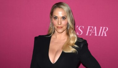 Showgirls Turns 30: Elizabeth Berkley Revives Nomi Malone Look