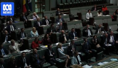 Federal politics: MPs in the dark as lights switch off during Question Time — as it happened