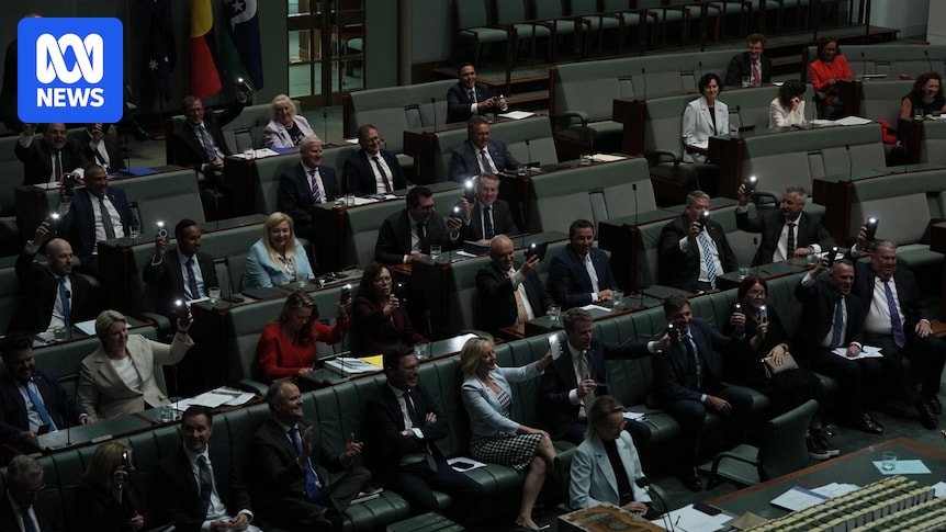 Federal politics: MPs in the dark as lights switch off during Question Time — as it happened