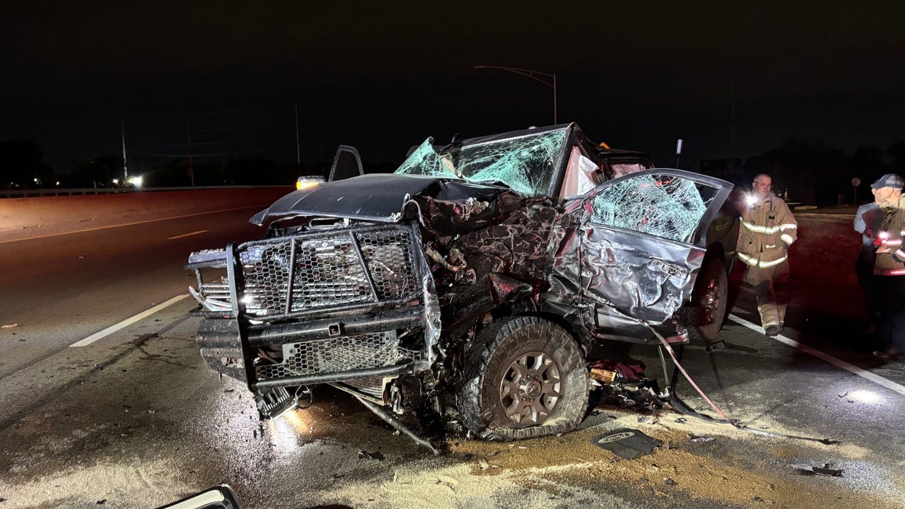 Pickup crashes into Fort Worth fire truck, 2 injured