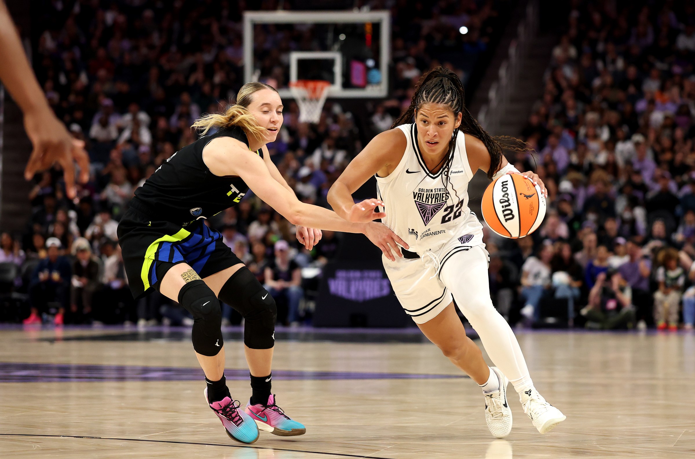 SAN FRANCISCO, CALIFORNIA - SEPTEMBER 04: Veronica Burton #22 of the Golden State Valkyries is guarded by Paige Bueckers #5 of the Dallas Wings at Chase Center on September 04, 2025 in San Francisco, California. NOTE TO USER: User expressly acknowledges and agrees that, by downloading and or using this photograph, User is consenting to the terms and conditions of the Getty Images License Agreement. (Photo by Ezra Shaw/Getty Images)