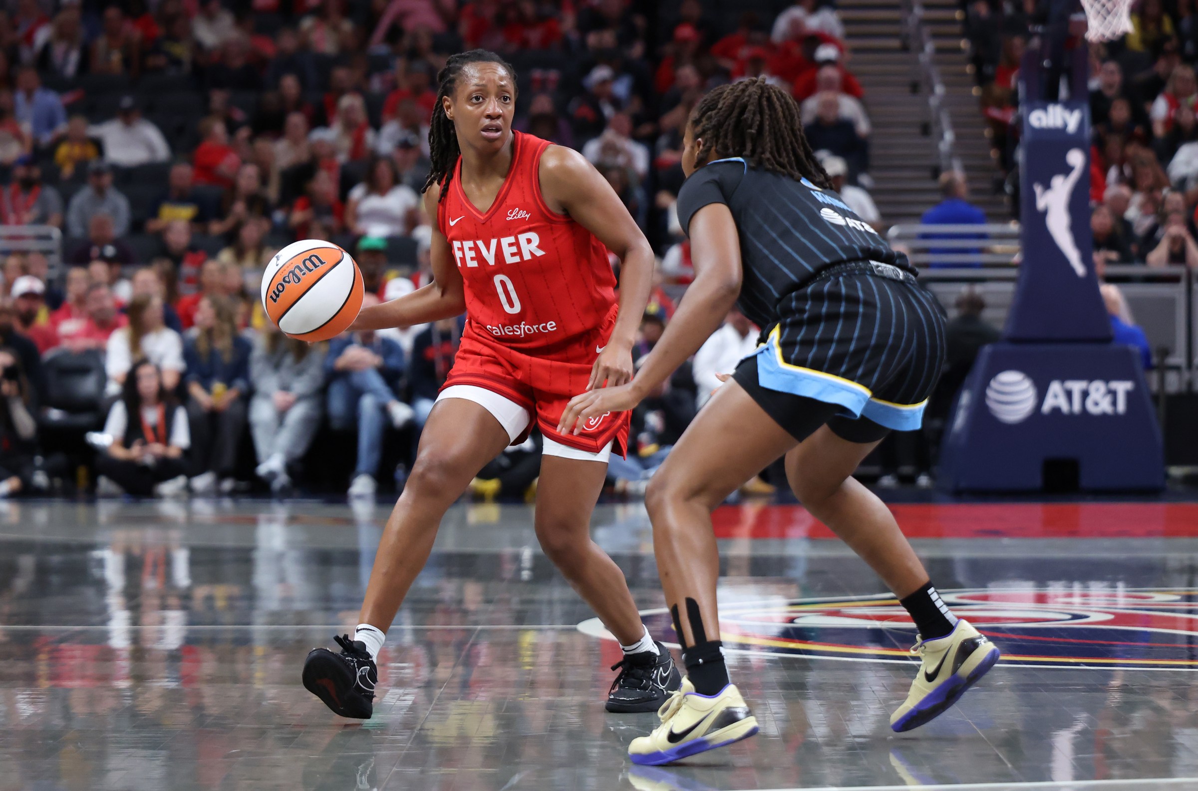 INDIANAPOLIS, INDIANA - SEPTEMBER 05: Kelsey Mitchell #0 of the Indiana Fever brings the ball up the court against Ariel Atkins #7 of the Chicago Sky in the first quarter at Gainbridge Fieldhouse on September 05, 2025 in Indianapolis, Indiana. NOTE TO USER: User expressly acknowledges and agrees that, by downloading and or using this photograph, User is consenting to the terms and conditions of the Getty Images License Agreement. (Photo by Justin Casterline/Getty Images)