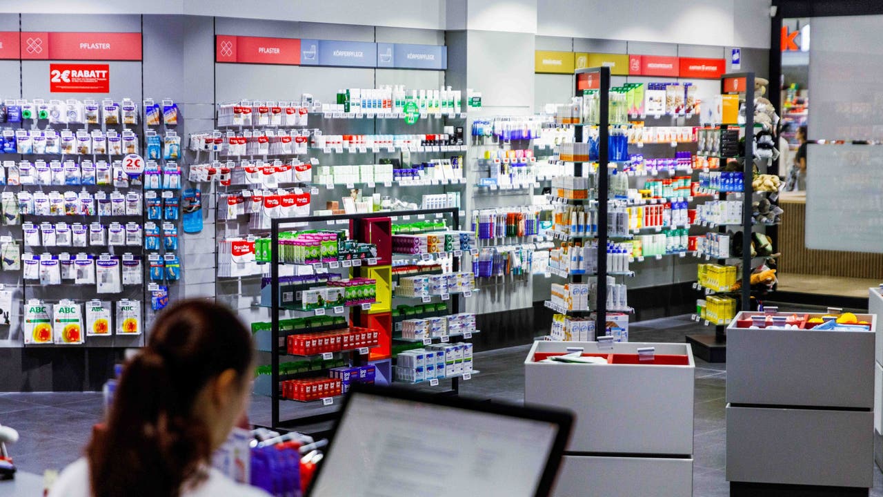 Gov. Hobbs launches prescription drug discount cards