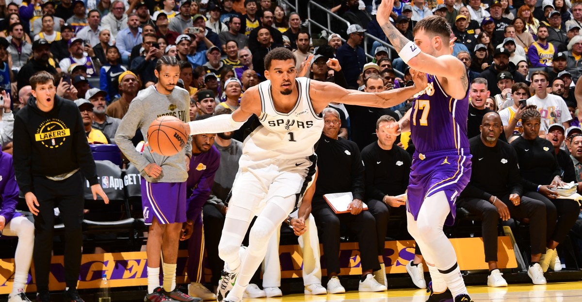 Spurs lose second straight in a bizarre game vs LA