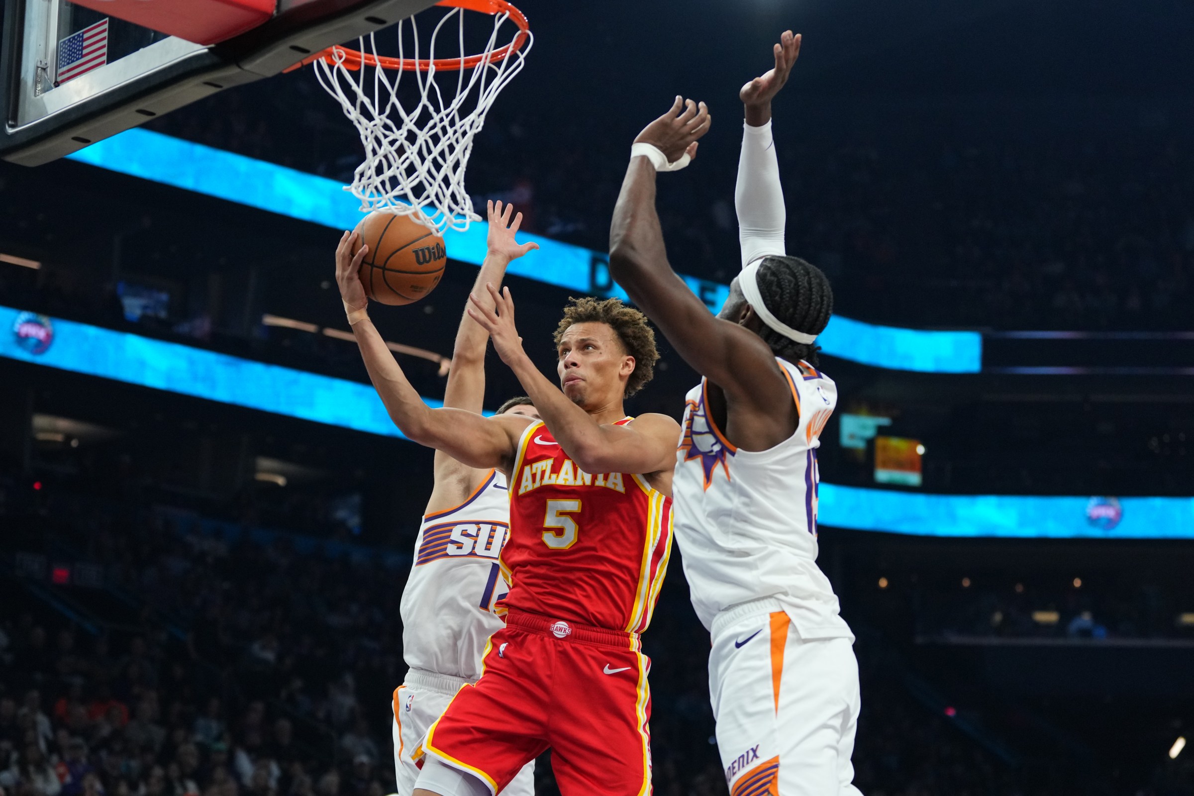 PHOENIX, ARIZONA - NOVEMBER 16: Dyson Daniels #5 of the Atlanta Hawks goes up for a layup against Mark Williams #15 of the Phoenix Suns during the first half at Mortgage Matchup Center on November 16, 2025 in Phoenix, Arizona. NOTE TO USER: User expressly acknowledges and agrees that, by downloading and or using this photograph, User is consenting to the terms and conditions of the Getty Images License Agreement. (Photo by Kelsey Grant/Getty Images)