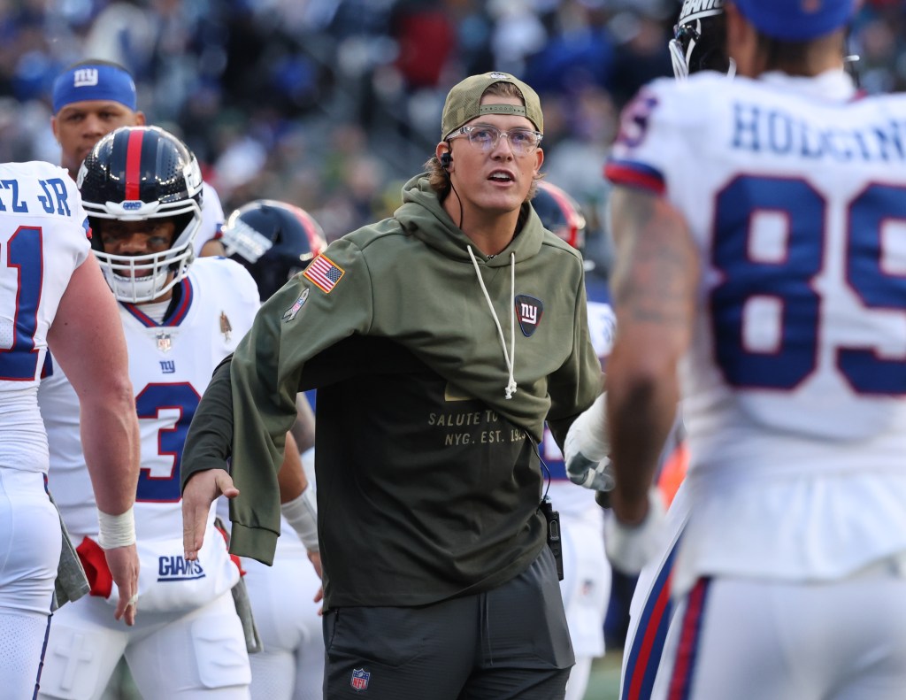 Jaxson Dart on the Giants sidelines during the loss to the Packers on Nov. 16, 2025.