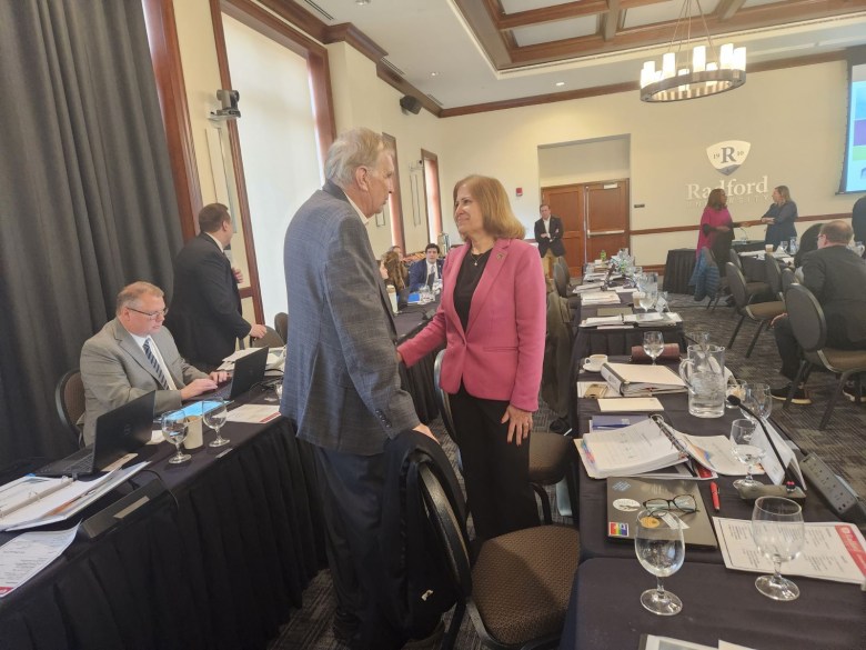 Former state Sen. Emmett Hanger, R-Augusta County, talks with Lt. Gov.-elect Ghazala Hashmi. Photo by Dwayne Yancey