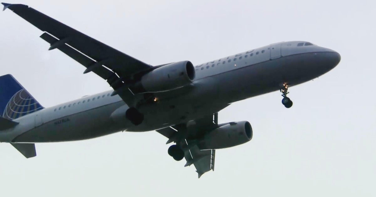 Traveling for the holidays? Here's how to track and get the best prices on flights